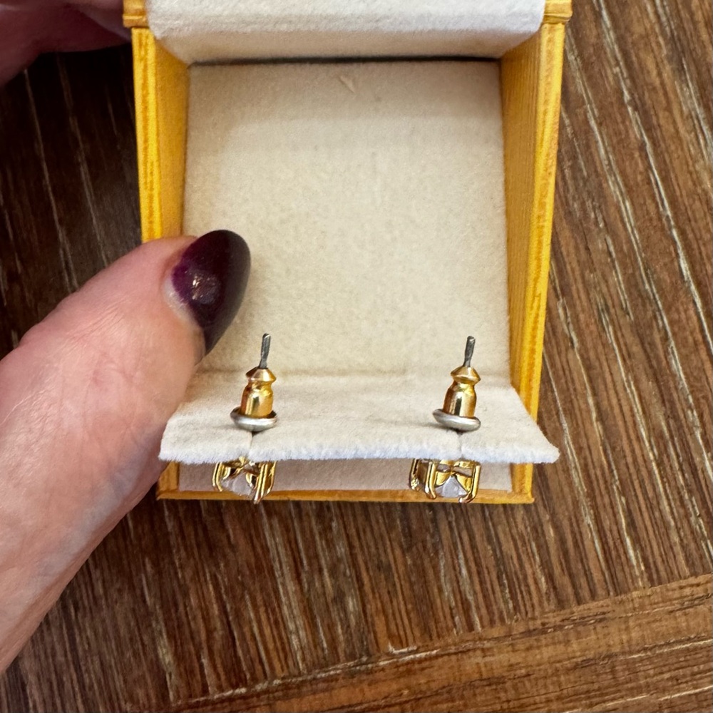 Vintage heart shaped CZ stud earrings - Picture 5 of 8